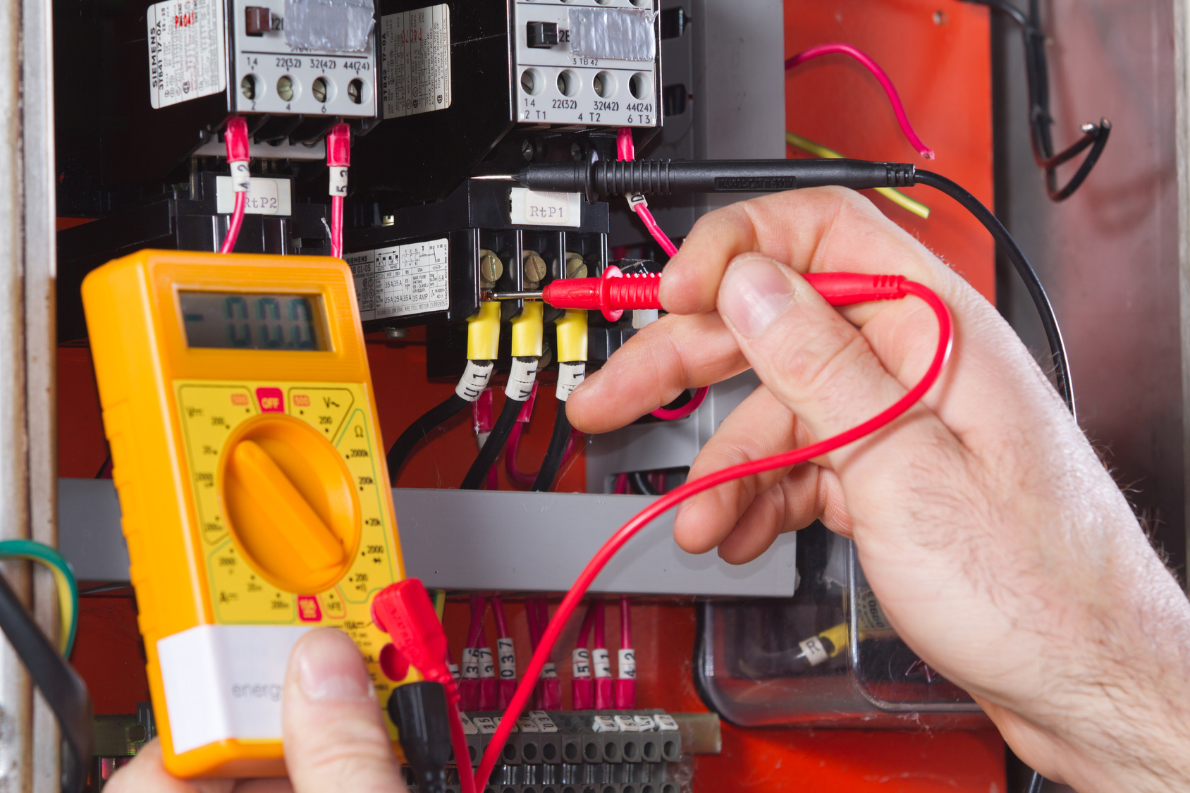 Profesyonel bir elektrikçinin Kartal’da sigorta atması, priz arızası, ışık yanıp sönmesi ve kaçak akım sorunlarını kontrol ettiği bir dairede yapılan elektrik onarımı.