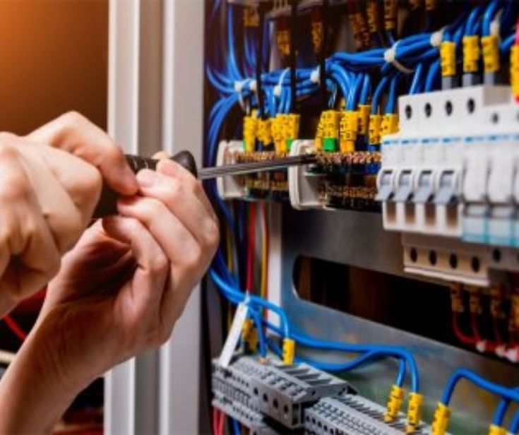 Kartal / Atalar Mahallesi elektrik ustası, bina içi elektrik panosunda güvenlik testi yaparken. 7/24 acil elektrik arıza ve tamir hizmeti.