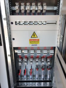 Kartal'da elektrik arızaları ve çözümleri: Uzman elektrikçi, evdeki bir priz arızasını giderirken. 7/24 acil elektrik servisi hizmeti.