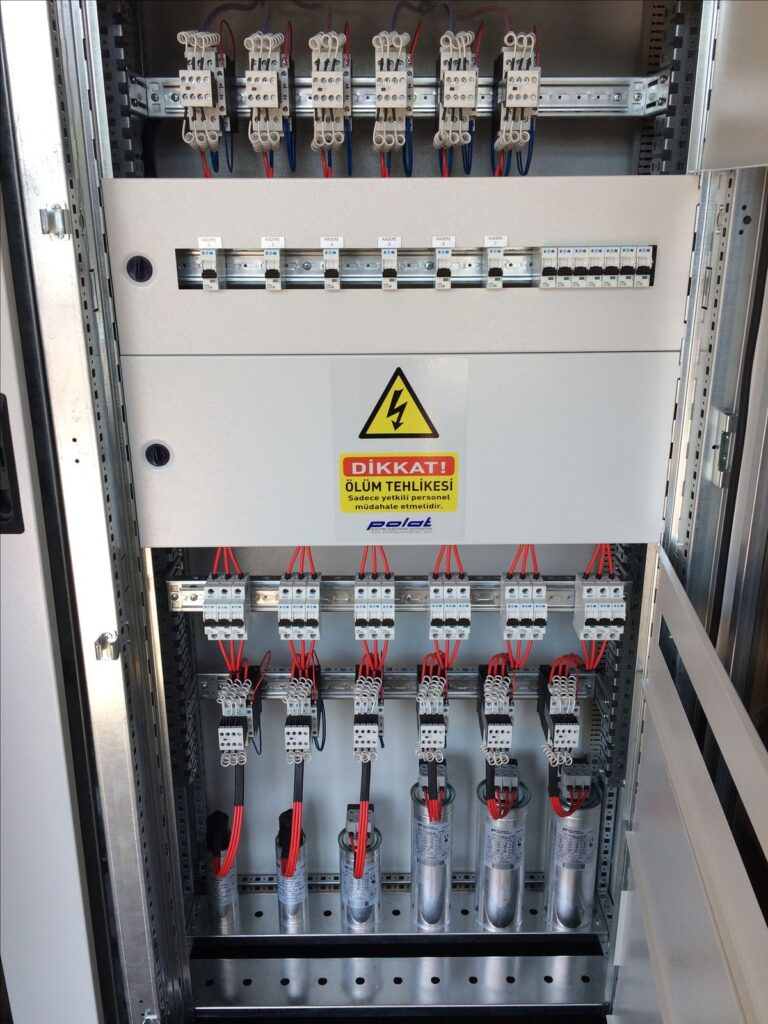 Kartal'da elektrik arızaları ve çözümleri: Uzman elektrikçi, evdeki bir priz arızasını giderirken. 7/24 acil elektrik servisi hizmeti.